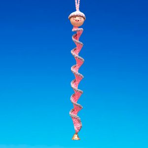 Guirlande rose au bord argenté et tête en bois