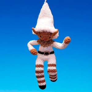 Lutin au crochet marron et blanc, articulé, au bonnet blanc