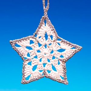 Etoile blanche au bord argenté amidonné