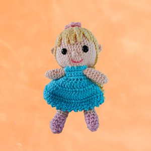 Poupée blonde et robe bleue