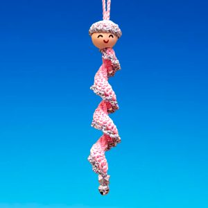 Petite guirlande rose et argent avec tête en bois