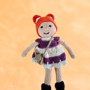 Fillette au bonnet orange