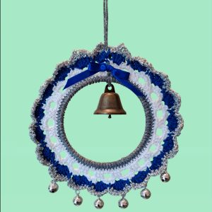Couronne de Noël argent, bleu et blanc, avec cloche et grelots