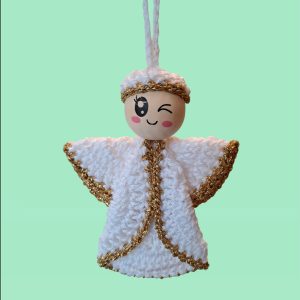 Petit ange au crochet blanc, bords dorés