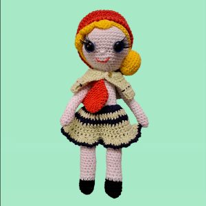 Poupée avec ensemble vert pale, sac et chapeau rouille