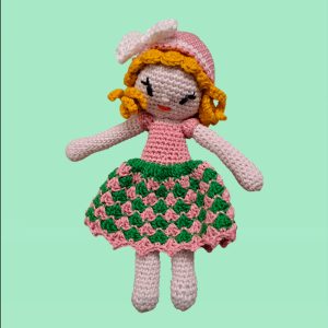 Poupée au crochet, robe rose et vert, au chapeau rose