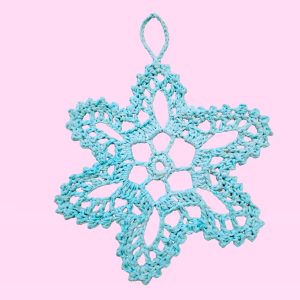 Flocon bleu ciel au crochet amidonné