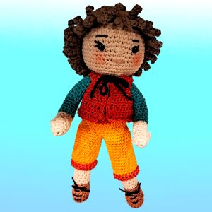 Garçon au pantalon orange et gilet rouge