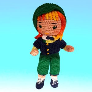 Poupée au chapeau et pantalon verts