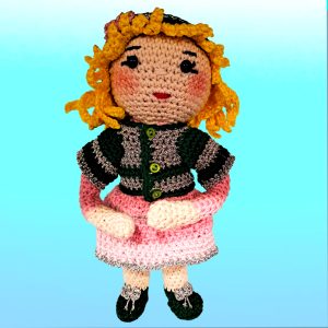 Poupée blonde à la robe rose et gilet vert et argent