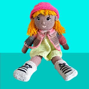 Poupée brune au chapeau rose