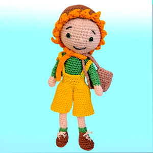 Garçon au sac marron, short jaune et polo vert