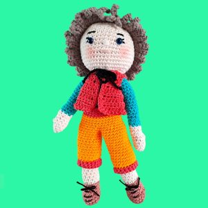 Garçon au gilet rouge et pantalon jaune