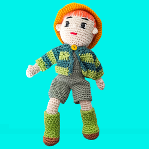 Garçon aux chapeau jaune, gilet et short vert